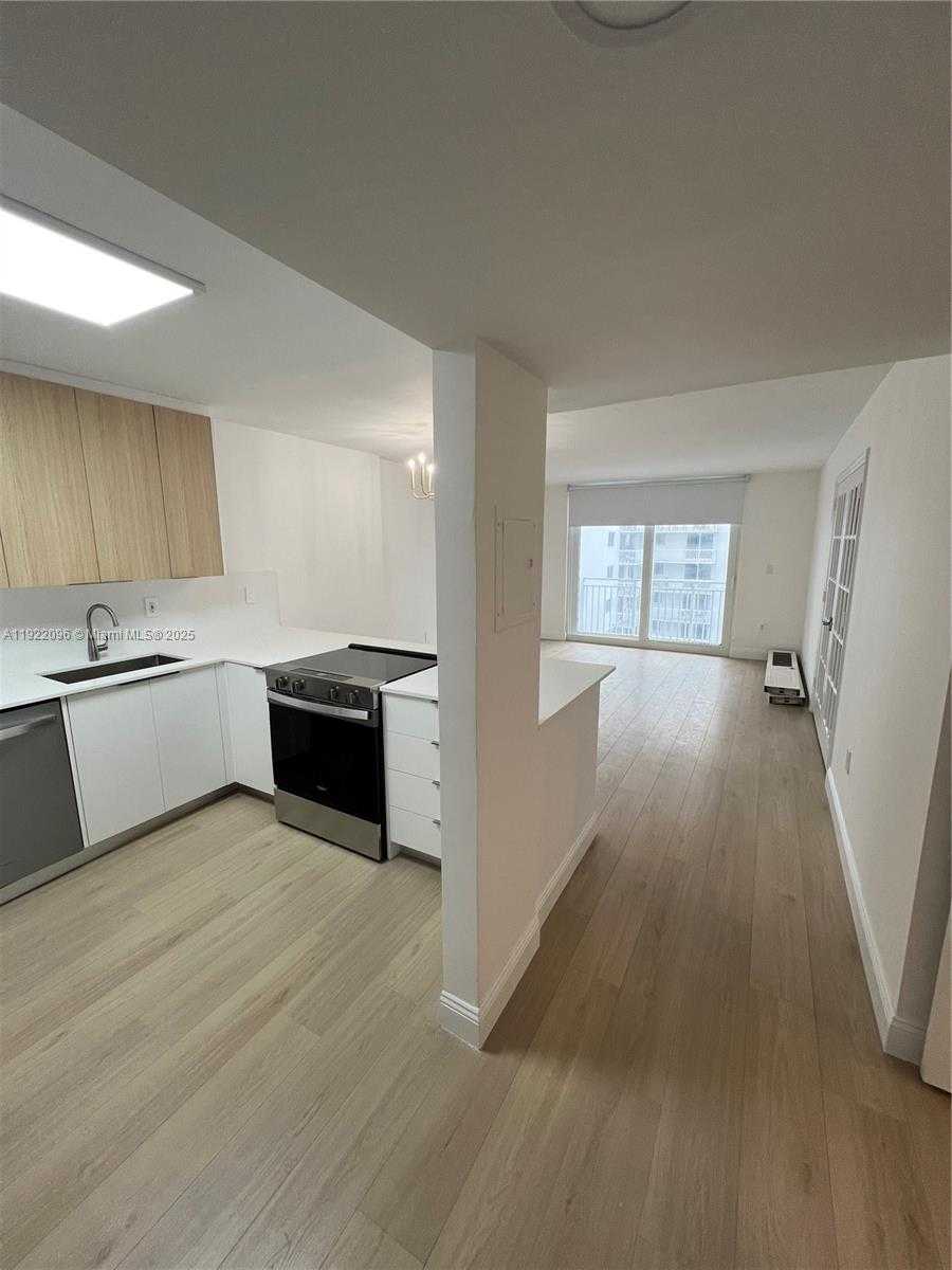 Small Image of 345 OCEAN DR #523, Miami Beach Number 8