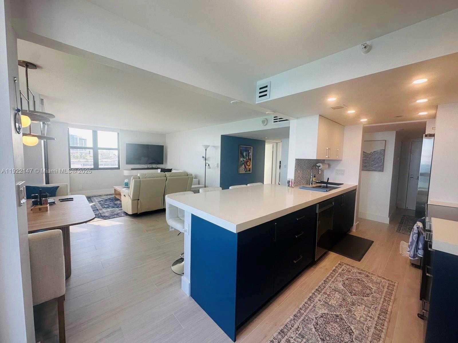Small Image of 2555 COLLINS AVE #2411, Miami Beach Number 3
