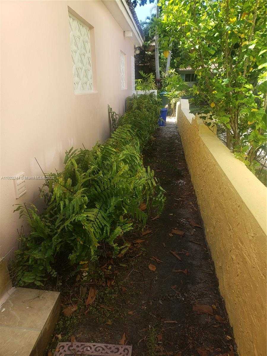 Small Image of 809 ALMERIA AVE, Coral Gables Number 12