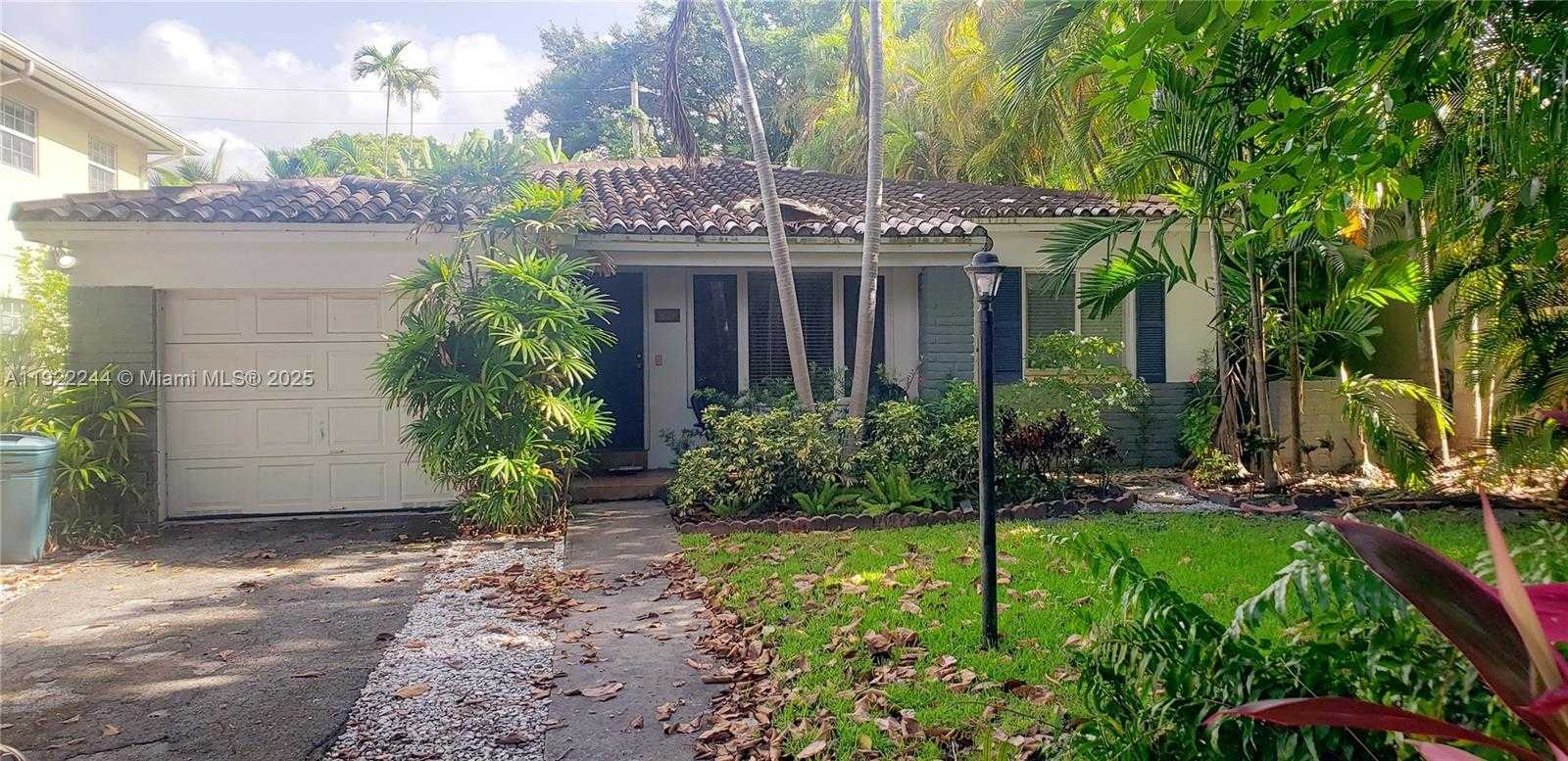 Small Image of 809 ALMERIA AVE, Coral Gables Number 2