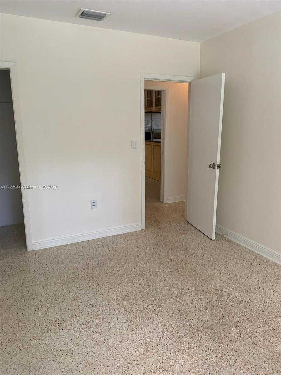 Small Image of 809 ALMERIA AVE, Coral Gables Number 6