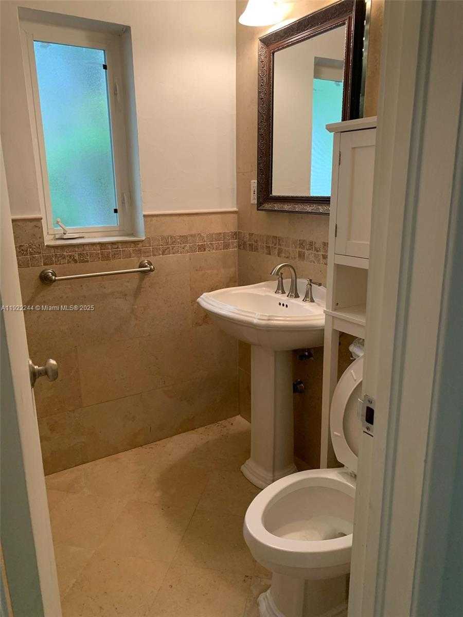 Small Image of 809 ALMERIA AVE, Coral Gables Number 8