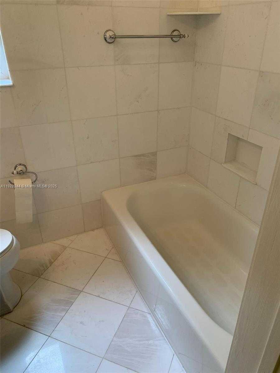 Small Image of 809 ALMERIA AVE, Coral Gables Number 9