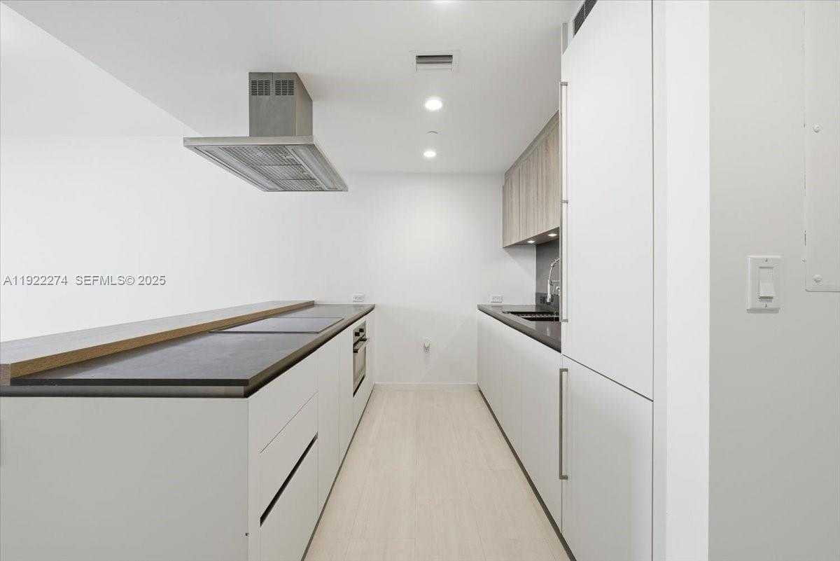 Small Image of 1000 BRICKELL PLZ #3211, Miami Number 3