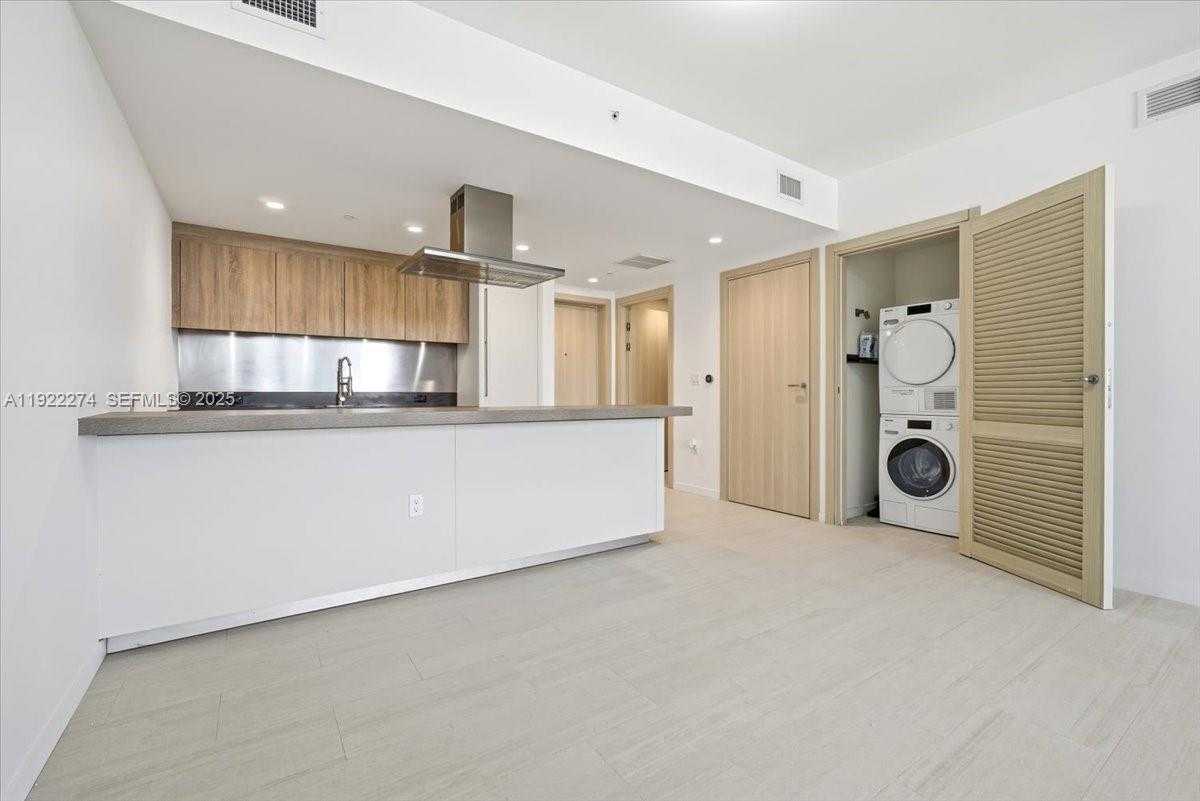 Small Image of 1000 BRICKELL PLZ #3211, Miami Number 60