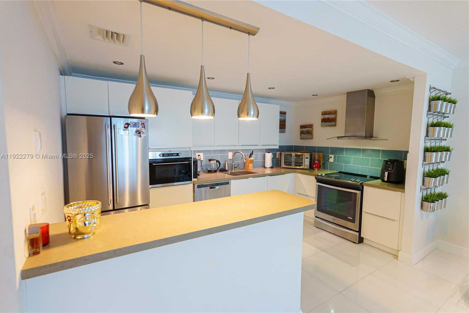 Small Image of 19390 COLLINS AVE #320, Sunny Isles Beach Number 4