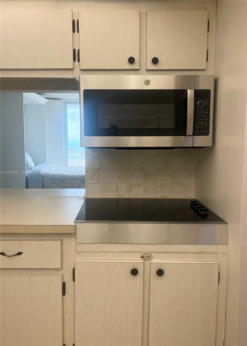 Small Image of 401 OCEAN DR #417, Miami Beach Number 16