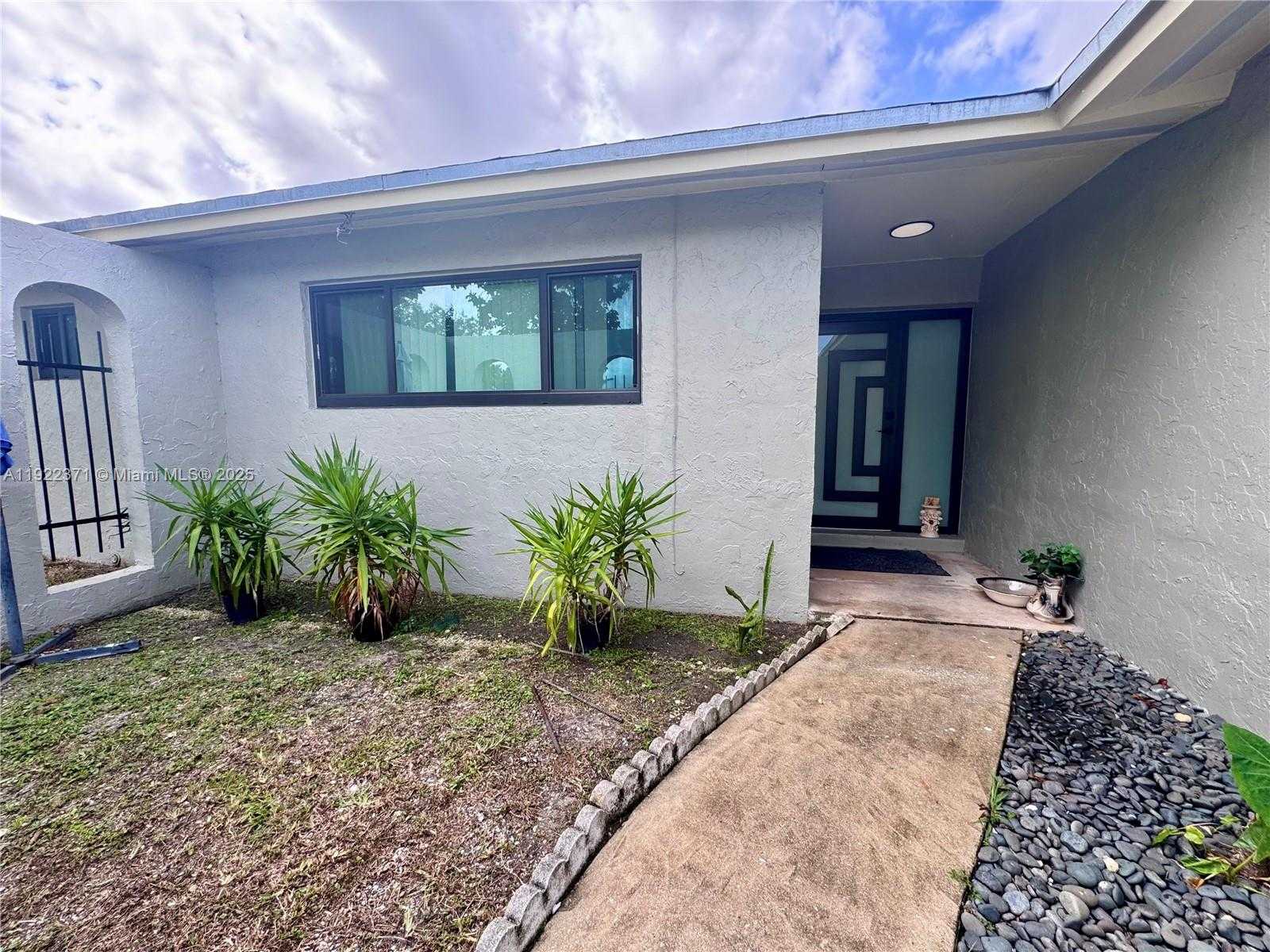 Small Image of 19720 SOUTH WEST 118TH PL, Miami Number 14