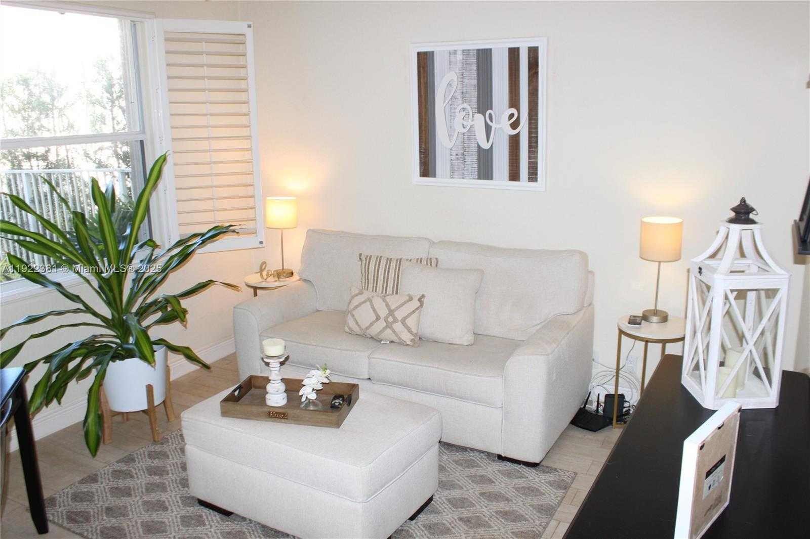 Small Image of 2524 BAY POINTE CT #2524, Weston Number 36