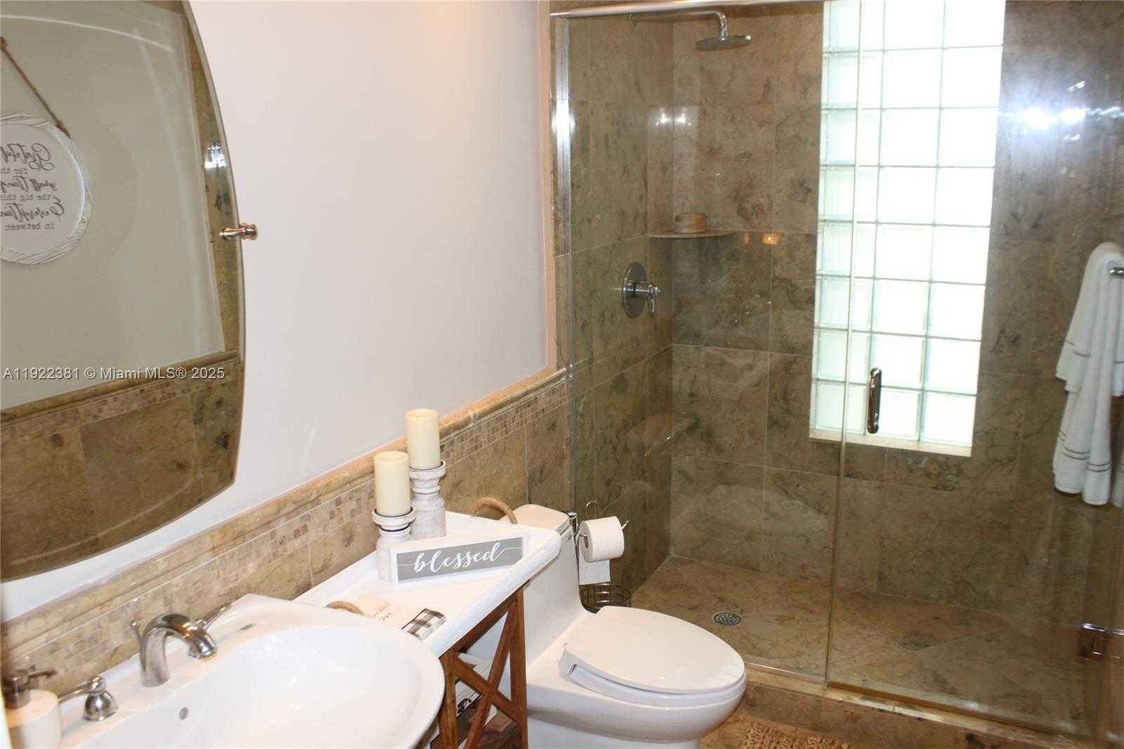 Small Image of 2524 BAY POINTE CT #2524, Weston Number 37