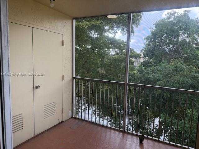 Small Image of 8333 LAKE DR #502, Doral Number 10