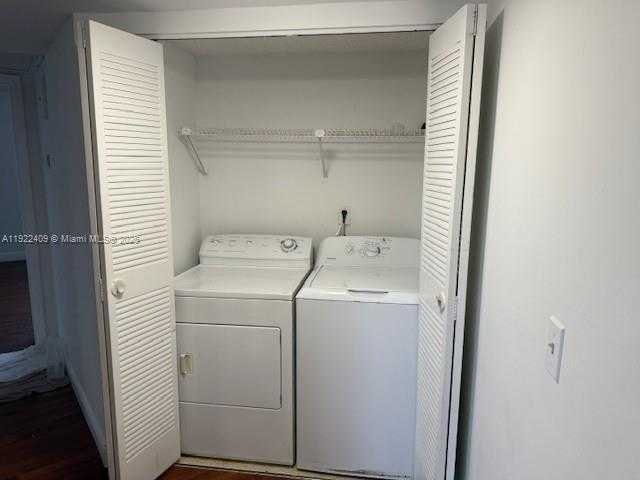 Small Image of 8333 LAKE DR #502, Doral Number 3