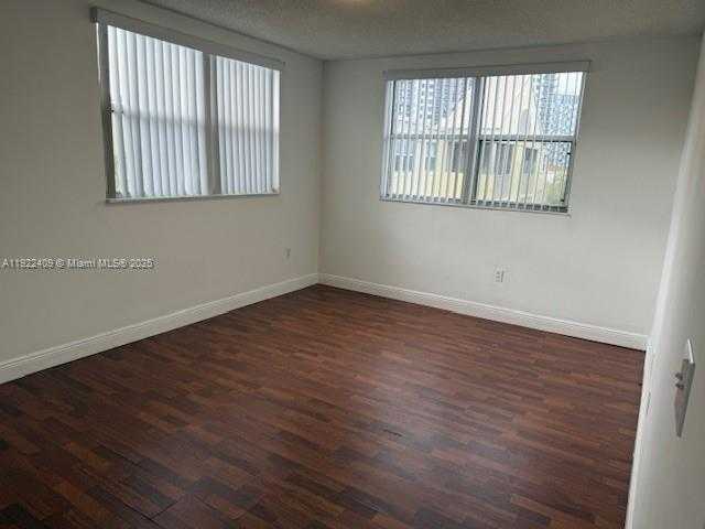 Small Image of 8333 LAKE DR #502, Doral Number 5