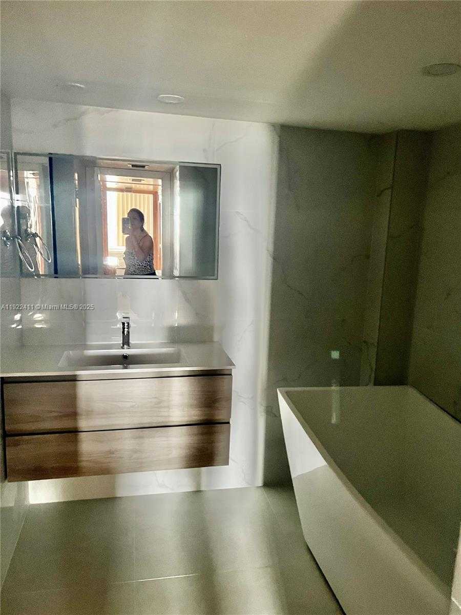 Small Image of 1717 NORTH BAYSHORE DR #A-1856, Miami Number 12