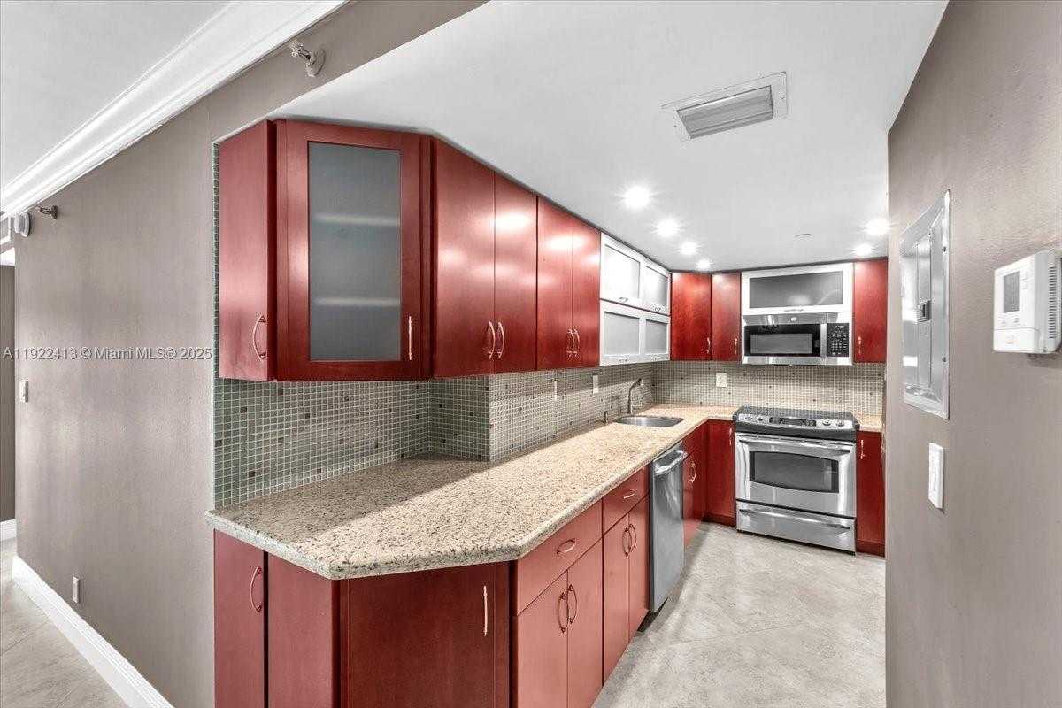 Small Image of 2401 COLLINS AVE #1807, Miami Beach Number 14