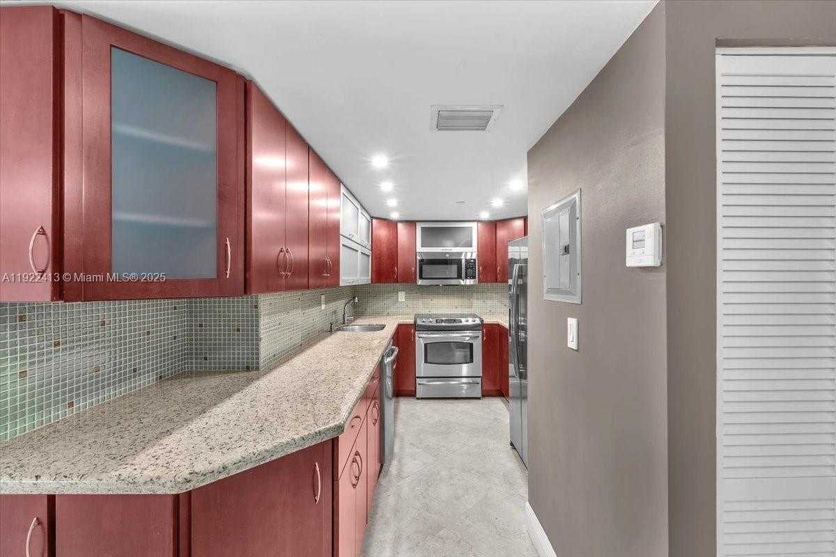 Small Image of 2401 COLLINS AVE #1807, Miami Beach Number 15