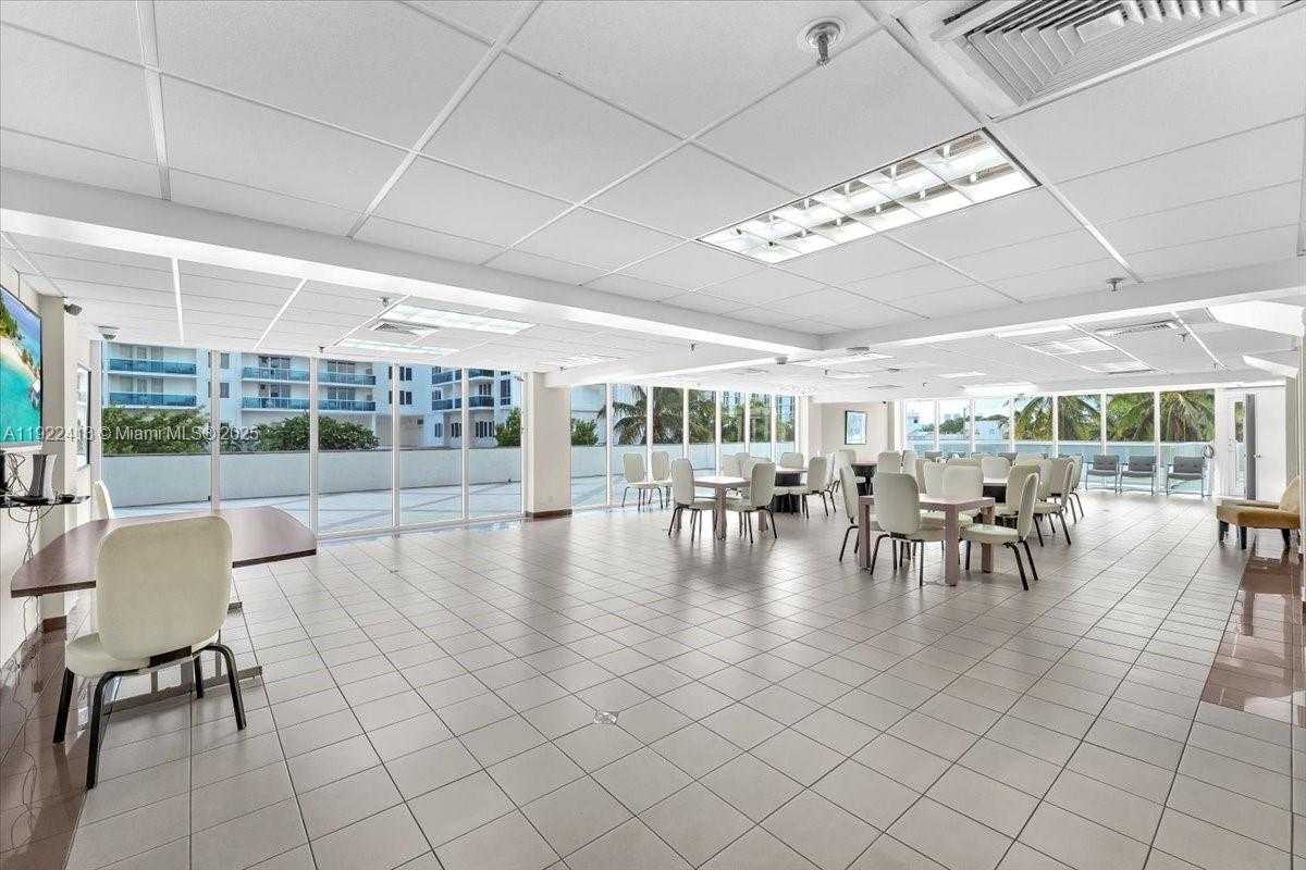 Small Image of 2401 COLLINS AVE #1807, Miami Beach Number 17