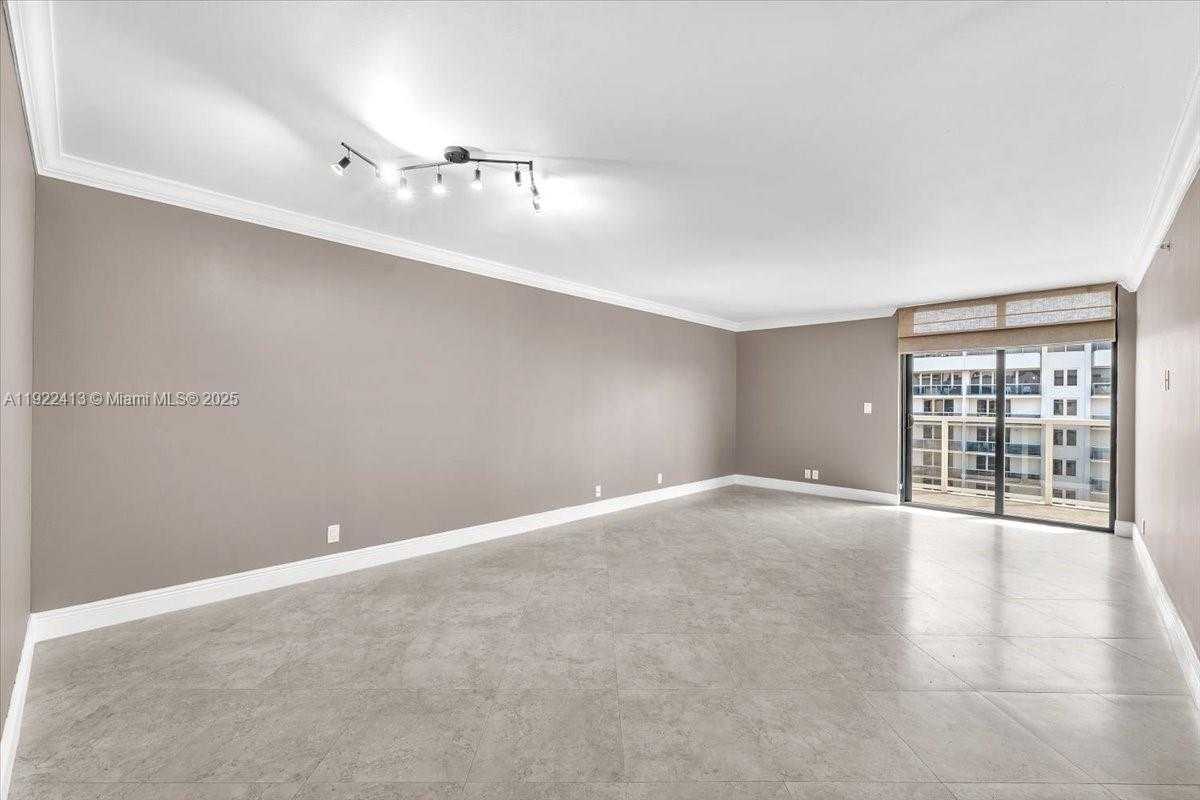 Small Image of 2401 COLLINS AVE #1807, Miami Beach Number 6