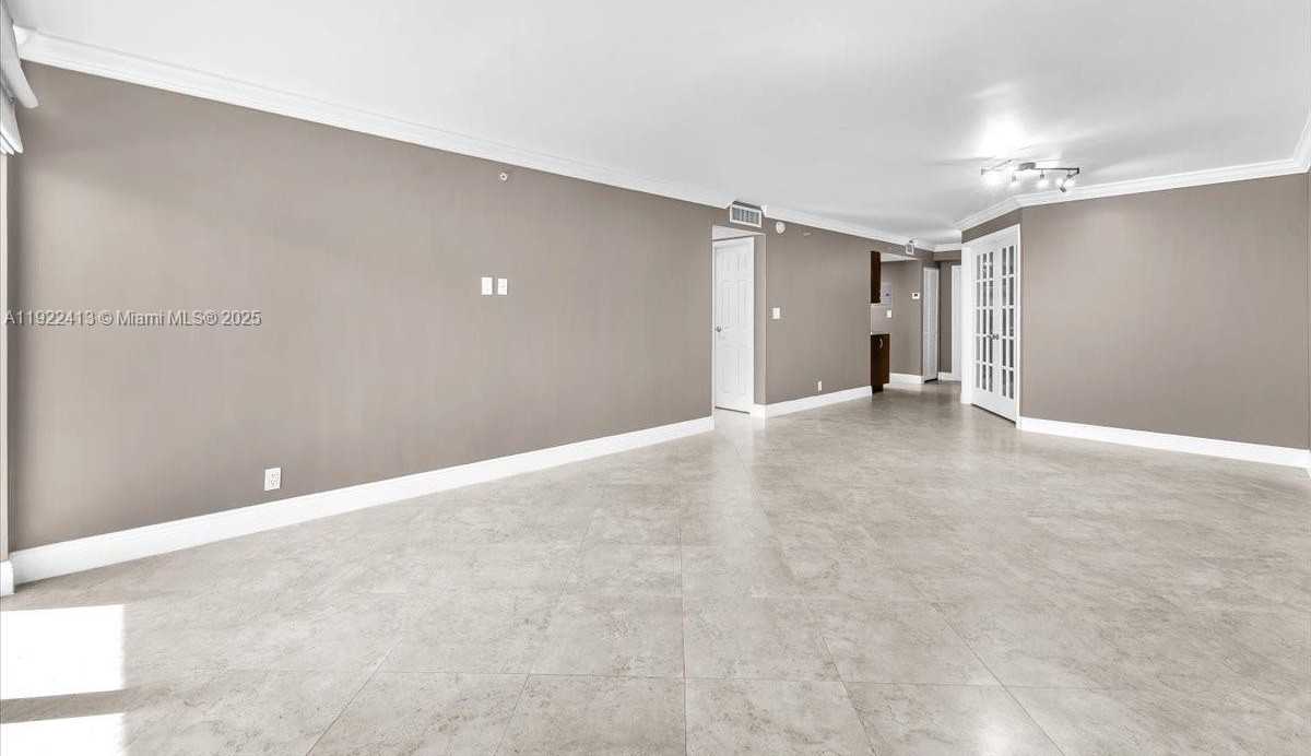 Small Image of 2401 COLLINS AVE #1807, Miami Beach Number 9