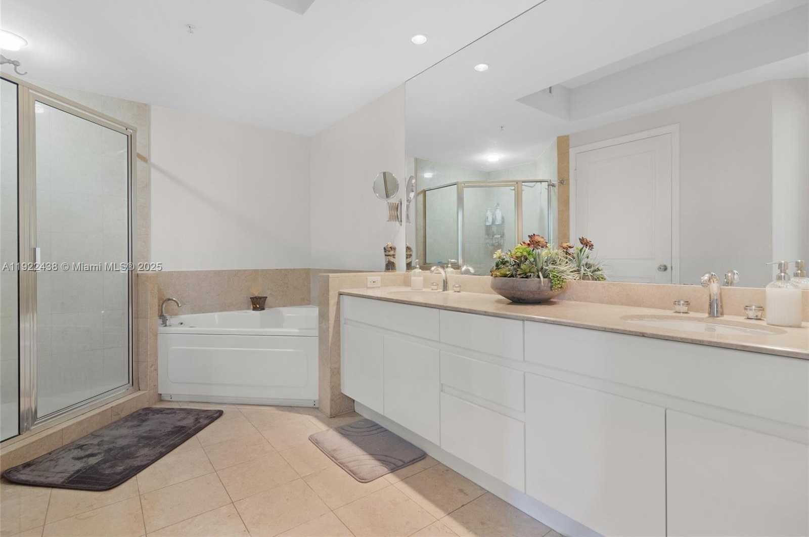 Small Image of 848 BRICKELL KEY DR #3905, Miami Number 30