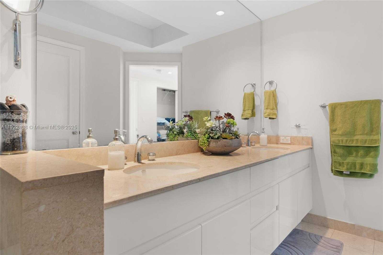 Small Image of 848 BRICKELL KEY DR #3905, Miami Number 32