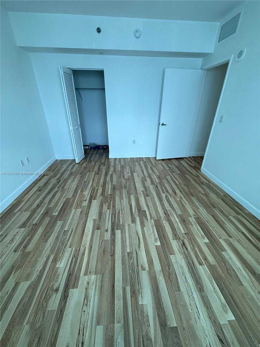 Small Image of 950 BRICKELL BAY DR #3403, Miami Number 10