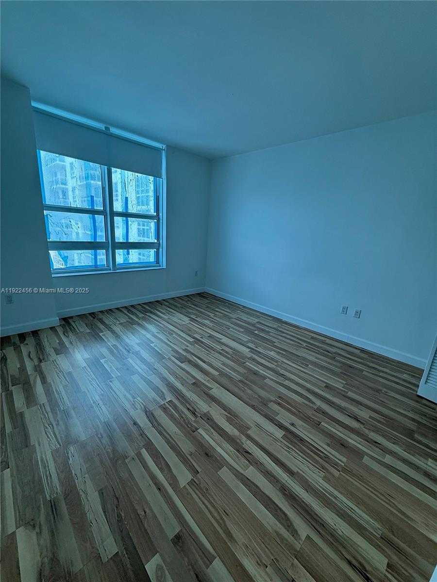 Small Image of 950 BRICKELL BAY DR #3403, Miami Number 8