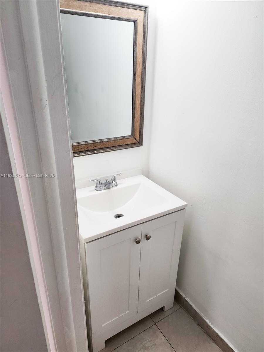 Small Image of Miami Number 6