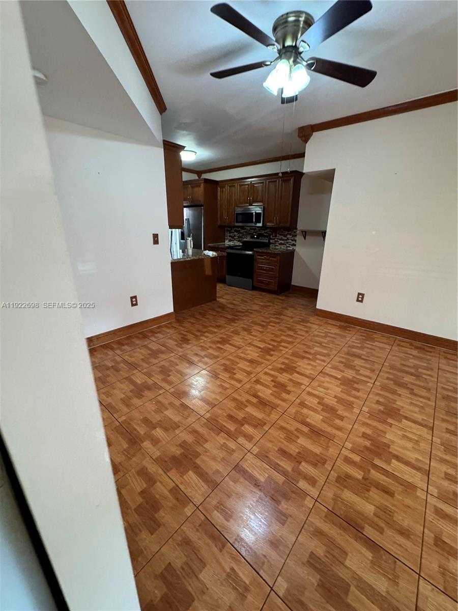 Small Image of 8013 LAKE DR #105, Doral Number 10