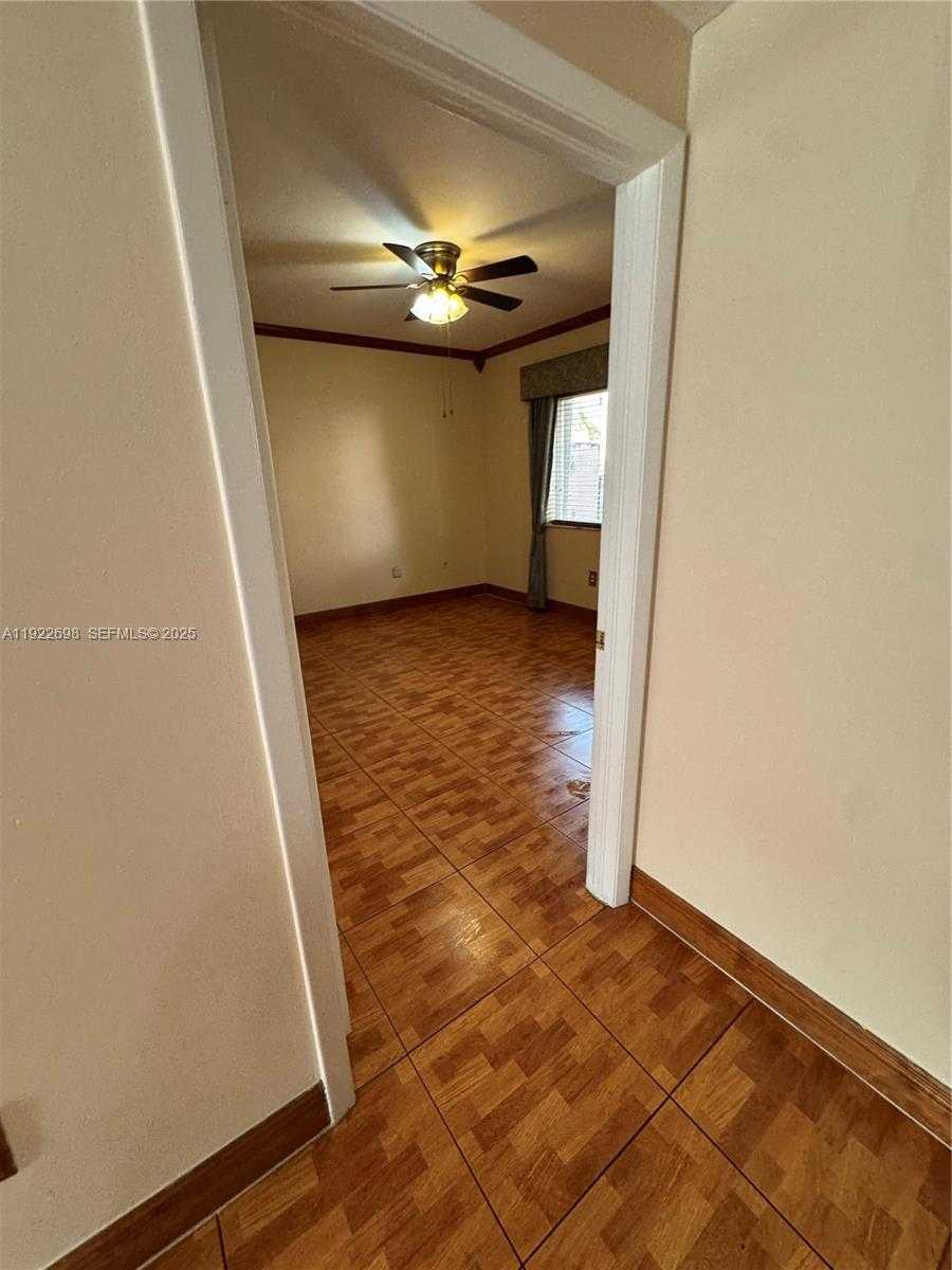 Small Image of 8013 LAKE DR #105, Doral Number 12