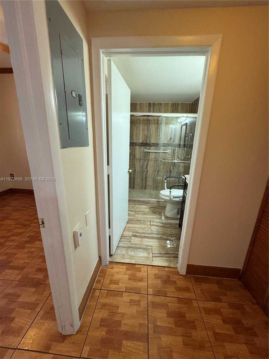 Small Image of 8013 LAKE DR #105, Doral Number 14