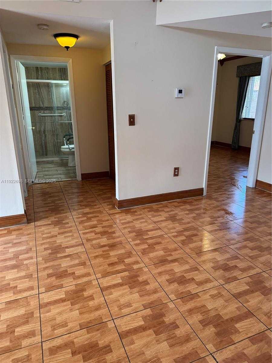 Small Image of 8013 LAKE DR #105, Doral Number 17
