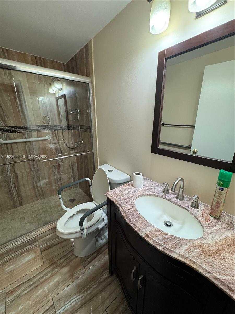 Small Image of 8013 LAKE DR #105, Doral Number 18