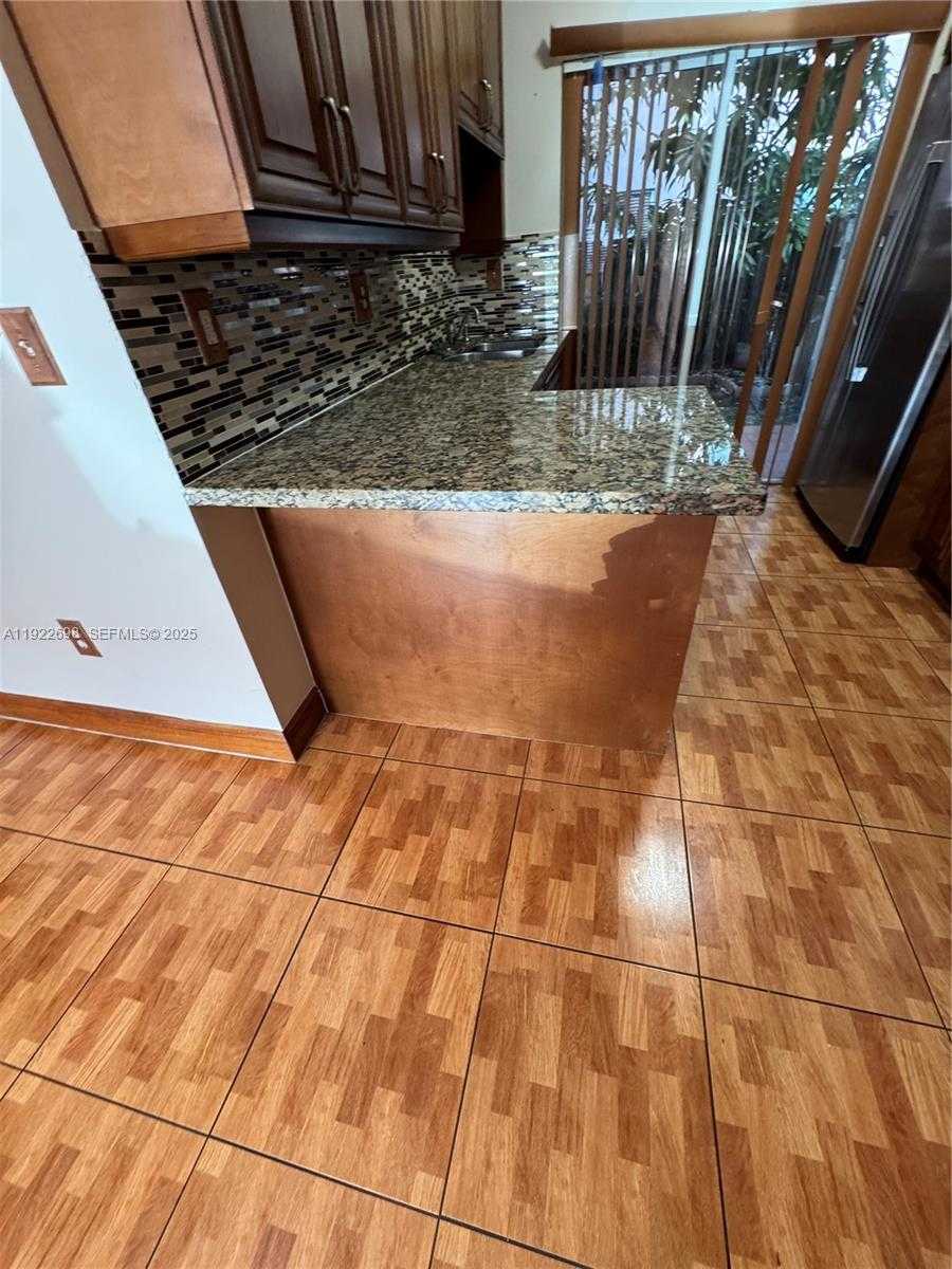 Small Image of 8013 LAKE DR #105, Doral Number 3