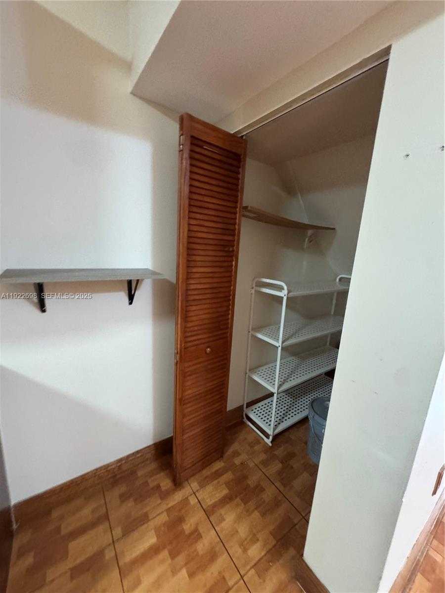 Small Image of 8013 LAKE DR #105, Doral Number 5