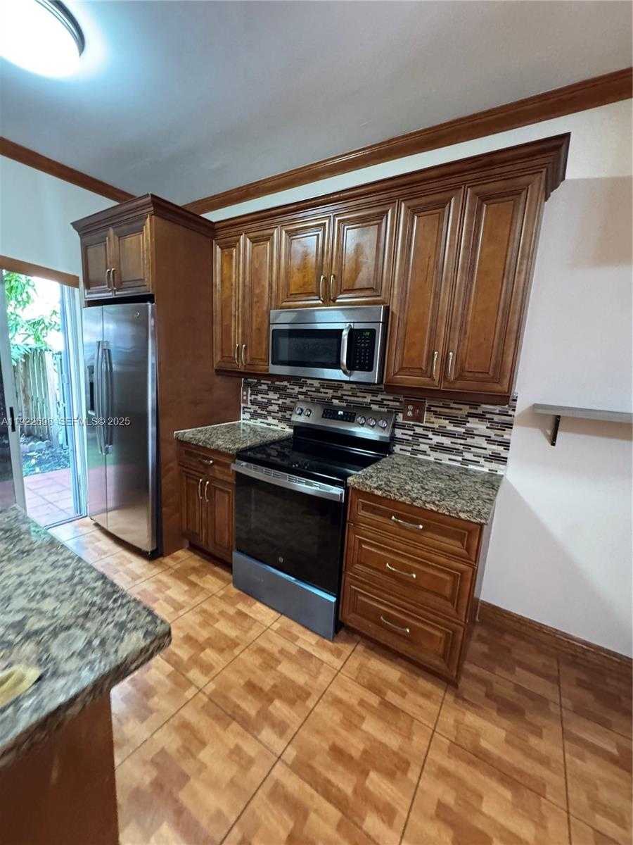 Small Image of 8013 LAKE DR #105, Doral Number 6