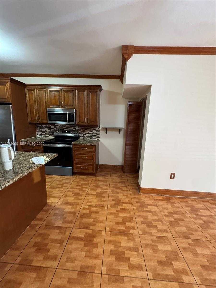 Small Image of 8013 LAKE DR #105, Doral Number 7