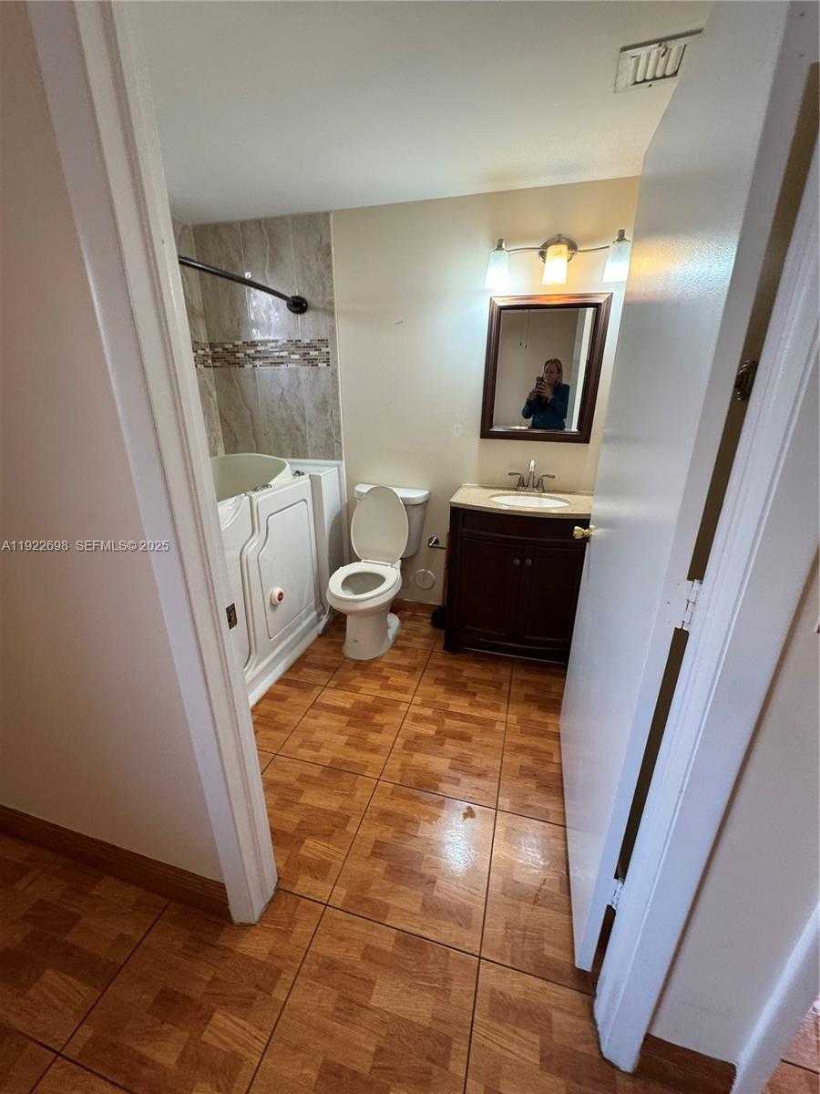 Small Image of 8013 LAKE DR #105, Doral Number 8