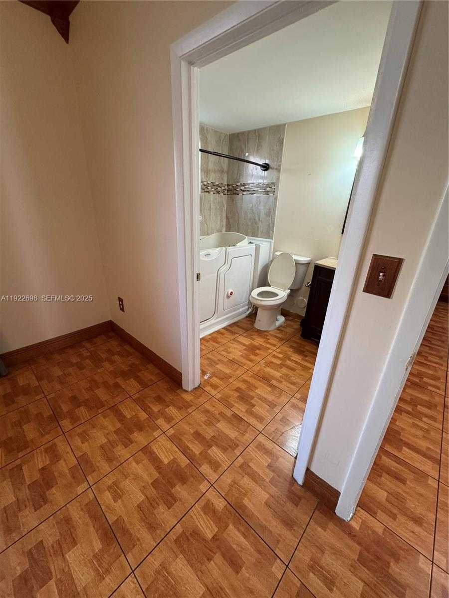 Small Image of 8013 LAKE DR #105, Doral Number 9