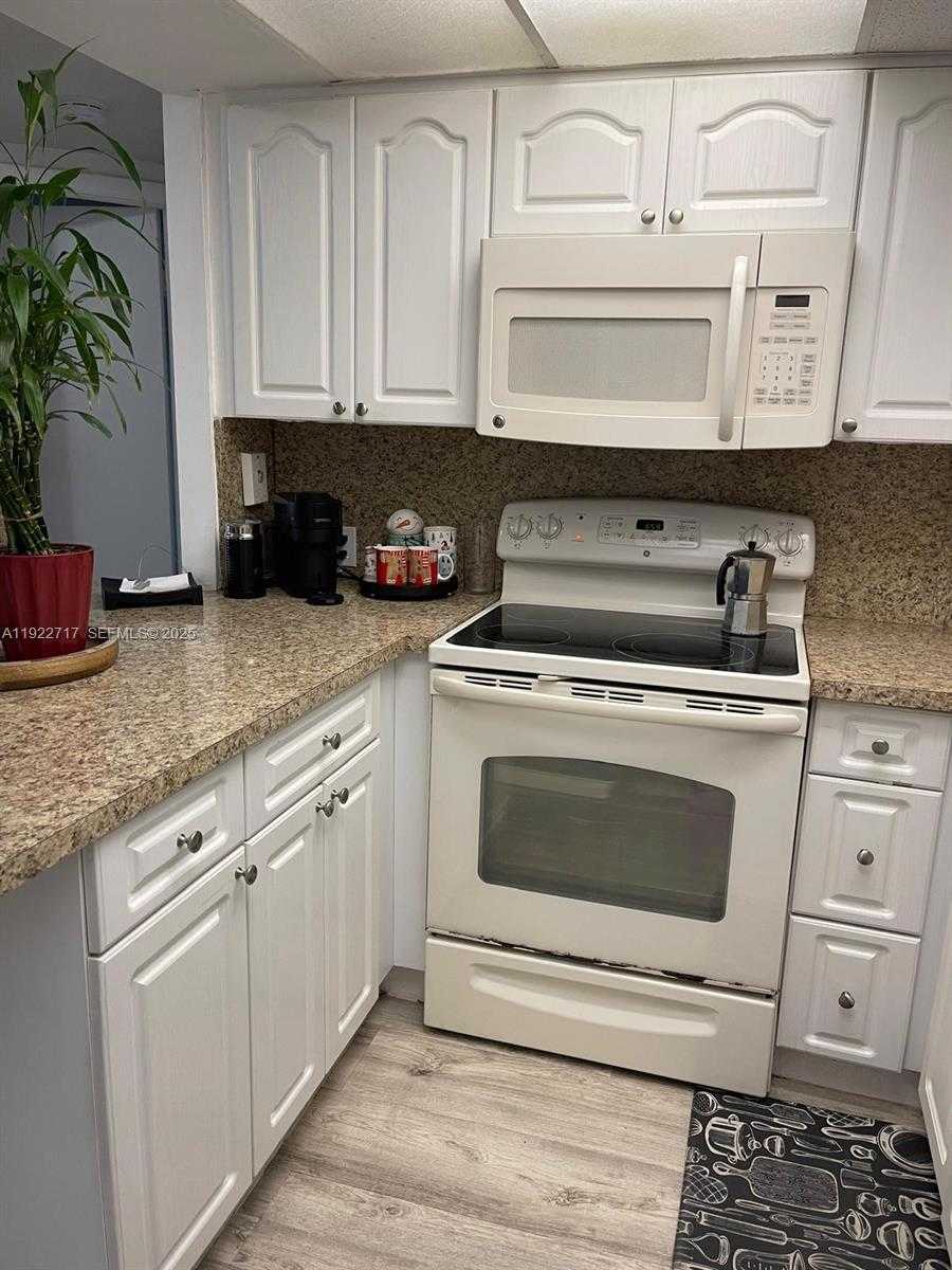 Small Image of 8290 LAKE DR #407, Doral Number 10