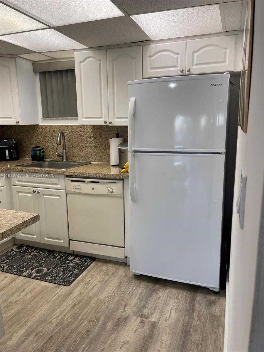 Small Image of 8290 LAKE DR #407, Doral Number 11