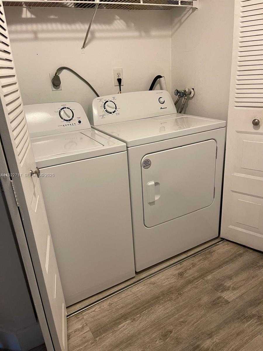 Small Image of 8290 LAKE DR #407, Doral Number 12