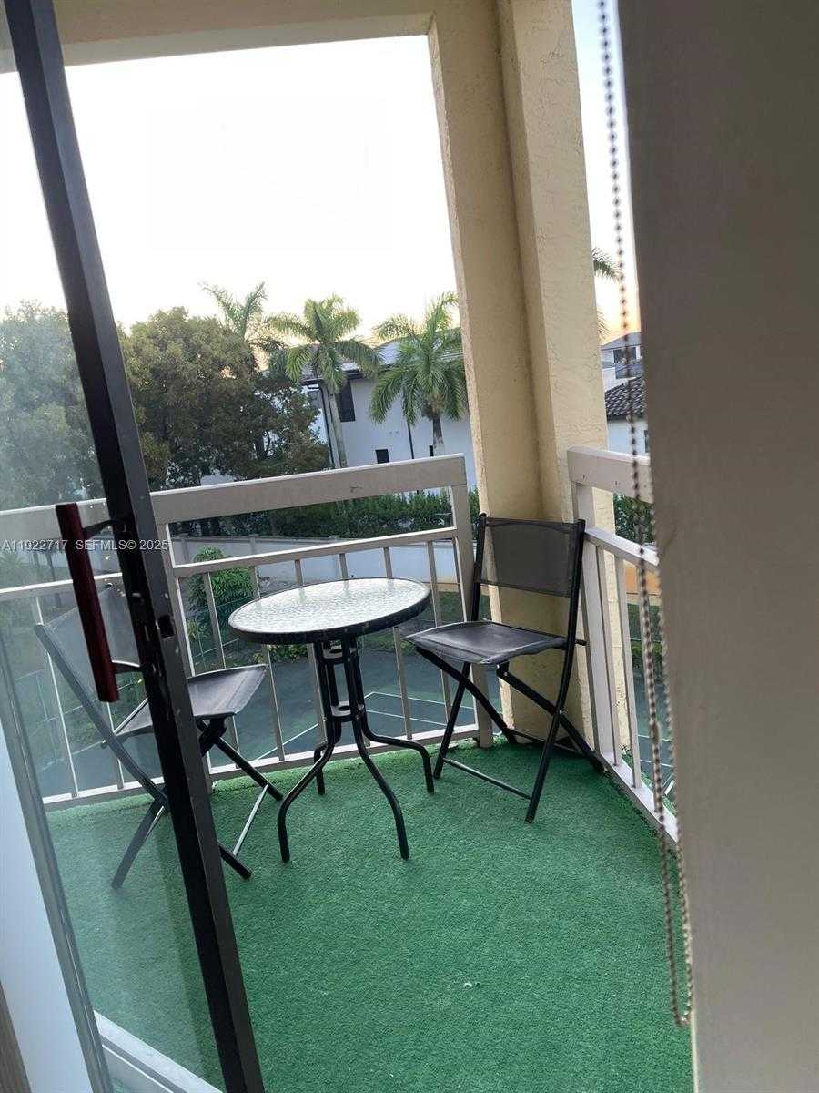 Small Image of 8290 LAKE DR #407, Doral Number 13