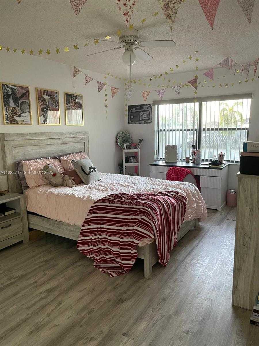 Small Image of 8290 LAKE DR #407, Doral Number 14