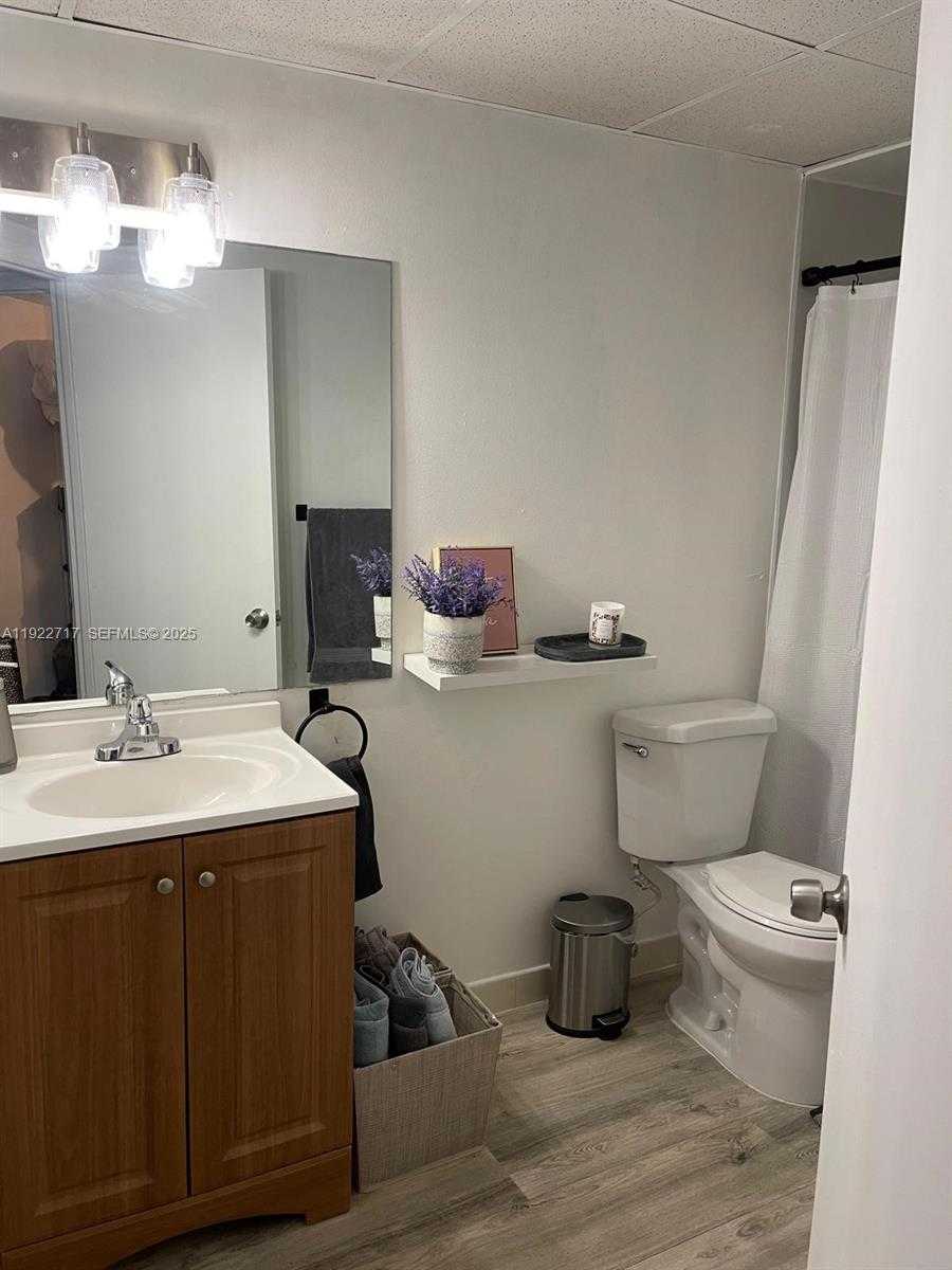 Small Image of 8290 LAKE DR #407, Doral Number 16