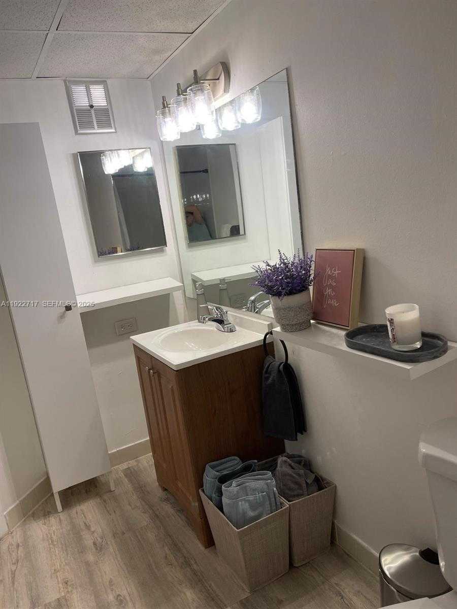Small Image of 8290 LAKE DR #407, Doral Number 17