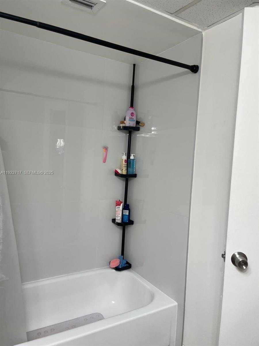 Small Image of 8290 LAKE DR #407, Doral Number 18