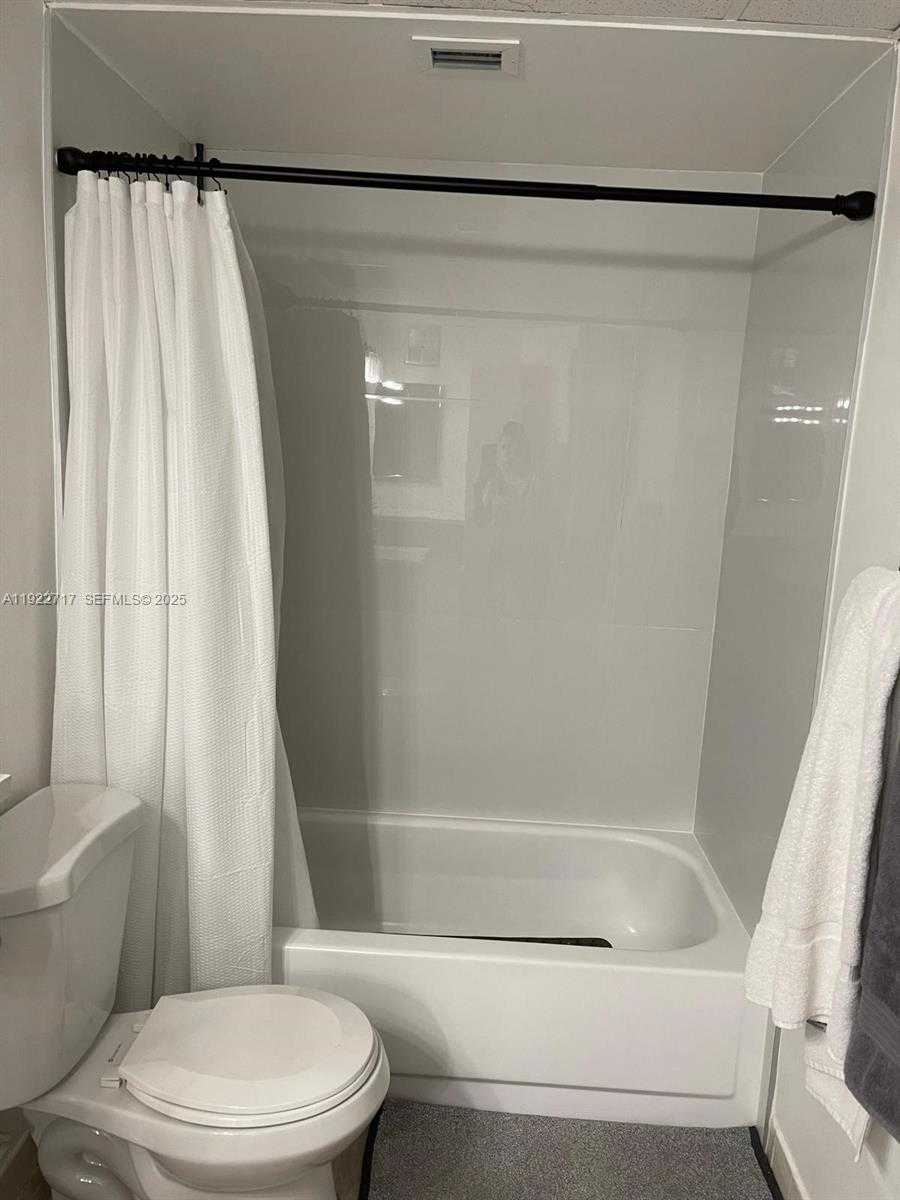 Small Image of 8290 LAKE DR #407, Doral Number 19