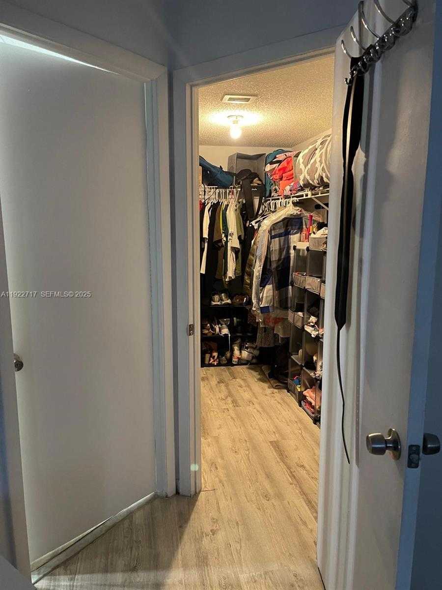 Small Image of 8290 LAKE DR #407, Doral Number 20