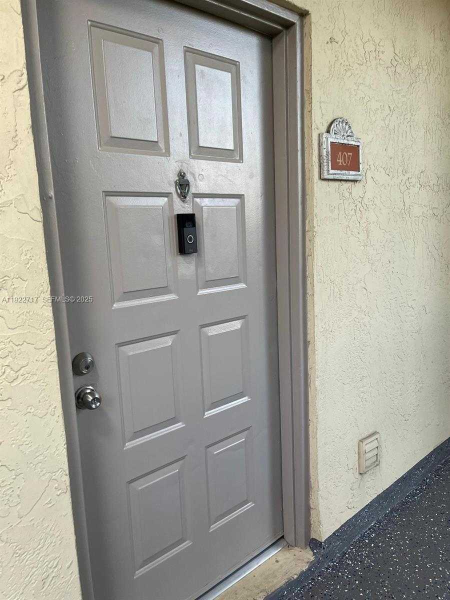 Small Image of 8290 LAKE DR #407, Doral Number 21